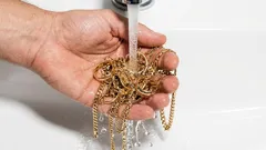 Ringe wieder glänzend und sauber machen: Einfache Methoden zur Reinigung von Schmuck